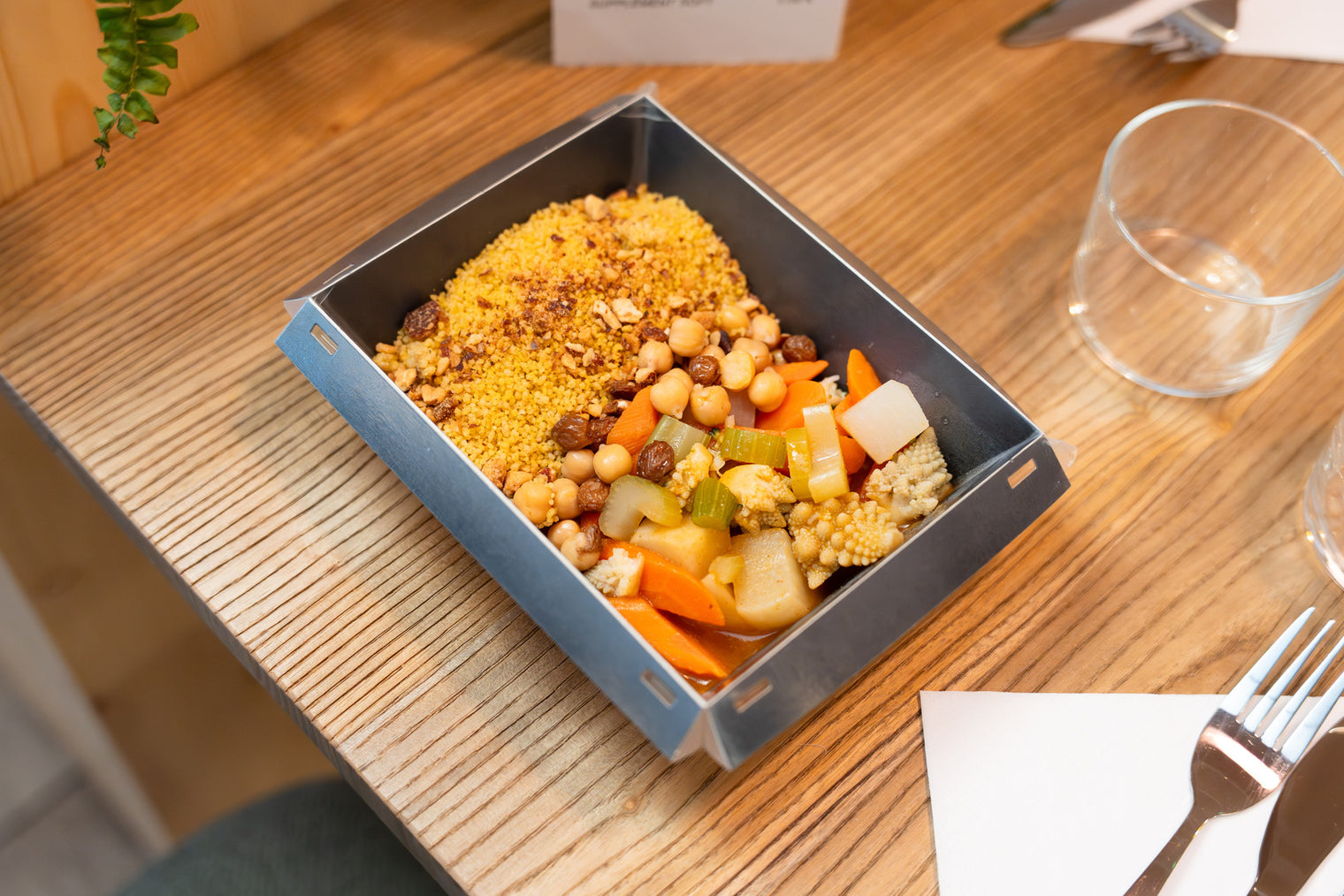 Tajine de poulet, légumes et semoule